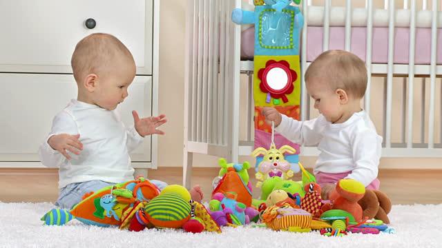Pelbagai jenis mainan bayi yang sesuai mengikut umur untuk perkembangan minda dan kesihatan