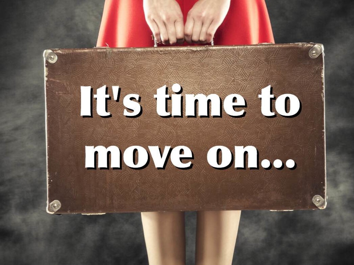 Wanita duduk sendirian merenung jauh sebagai simbol proses move on selepas patah hati.