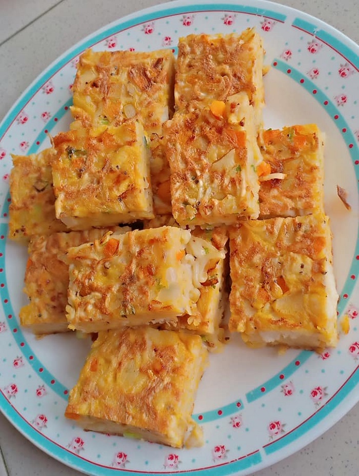Sekeping murtabak maggi cheese yang telah siap dimasak dan dipotong untuk dihidang.