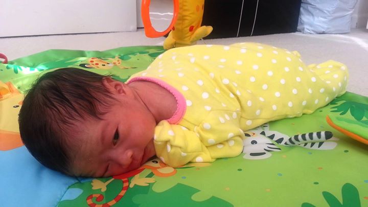 Bayi baru lahir berbaring telungkup di atas dada ibu