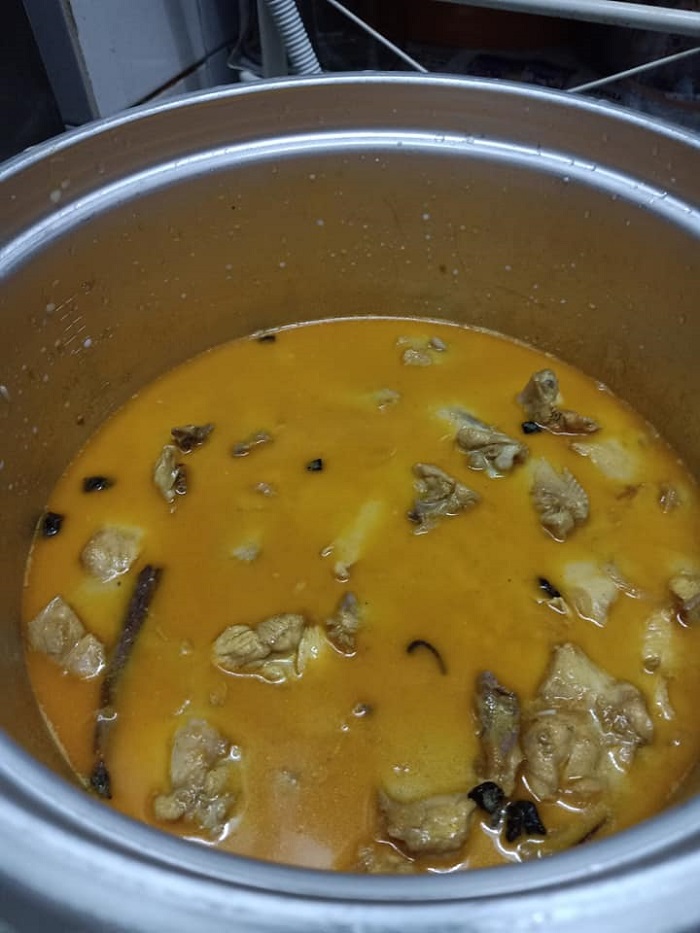 Proses memasak rempah dan bahan nasi beriyani
