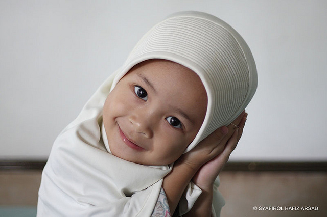 Ibu dan anak kecil bergambar bersama sebagai simbol kasih sayang dan kekeluargaan.