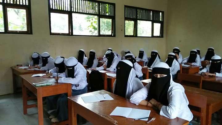 Wanita berpurdah hadiri kelas pengajian agama