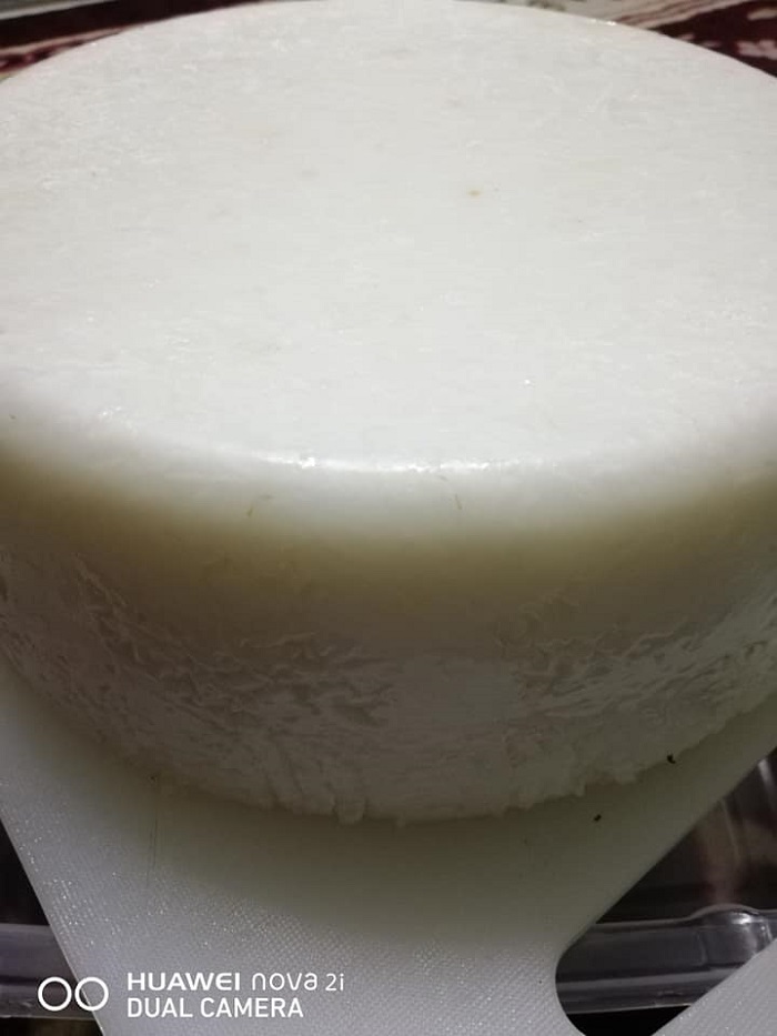 Nasi impit putih dipotong kiub berserta lauk