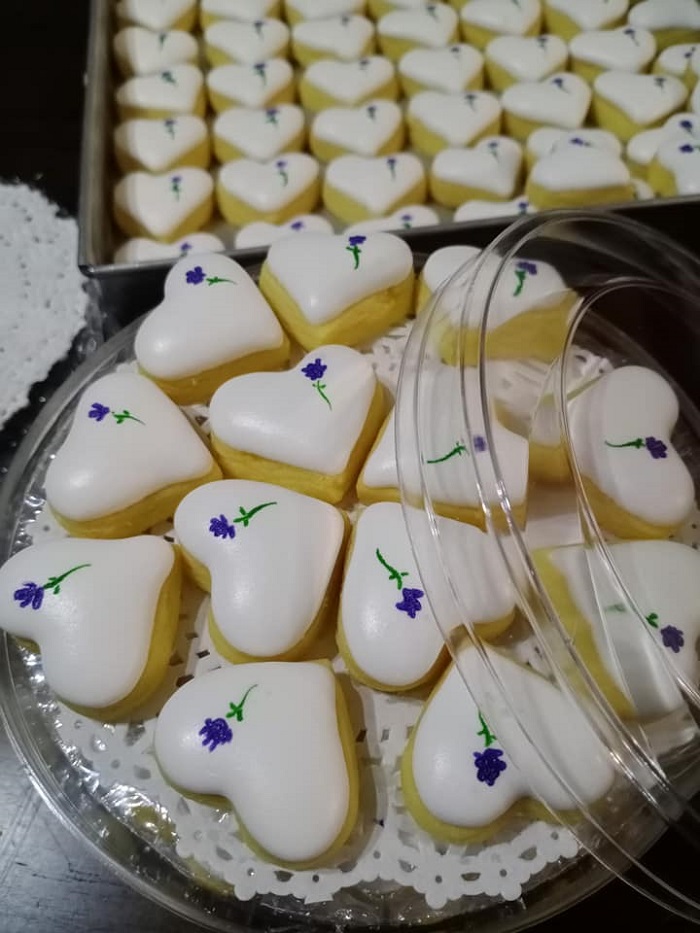 Biskut Mama Carey berhias icing diterap dengan pelbagai reka bentuk tradisional.