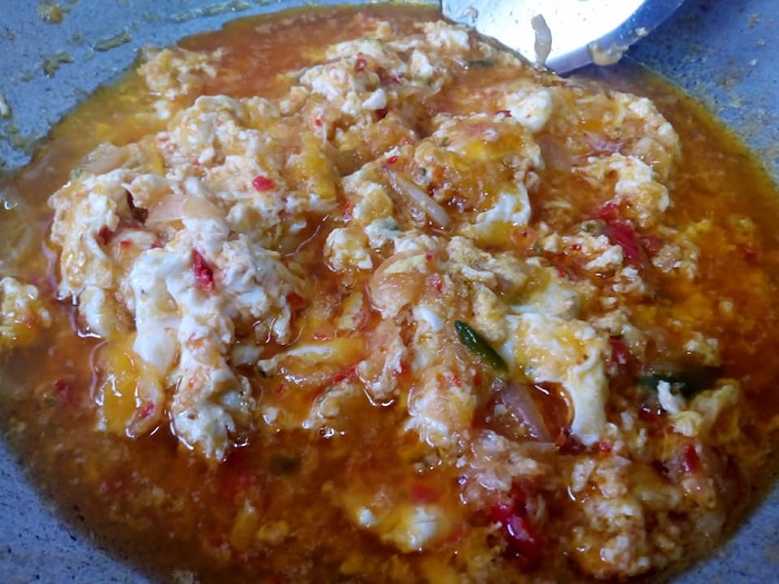 Sambal telur yang dihancur dan digoreng