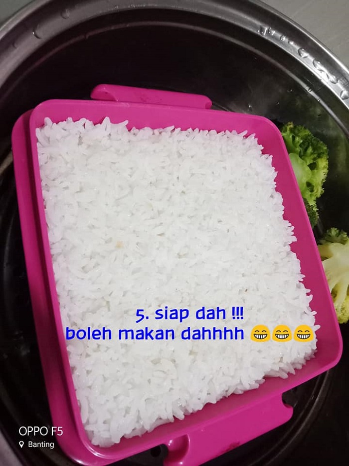 Nasi kukus yang cantik kejadiannya di dalam bekas plastik lutsinar.