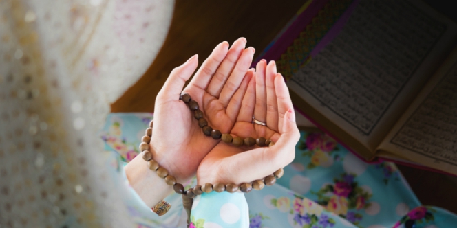 Tangan seorang muslim yang sedang berdoa kepada Allah SWT.