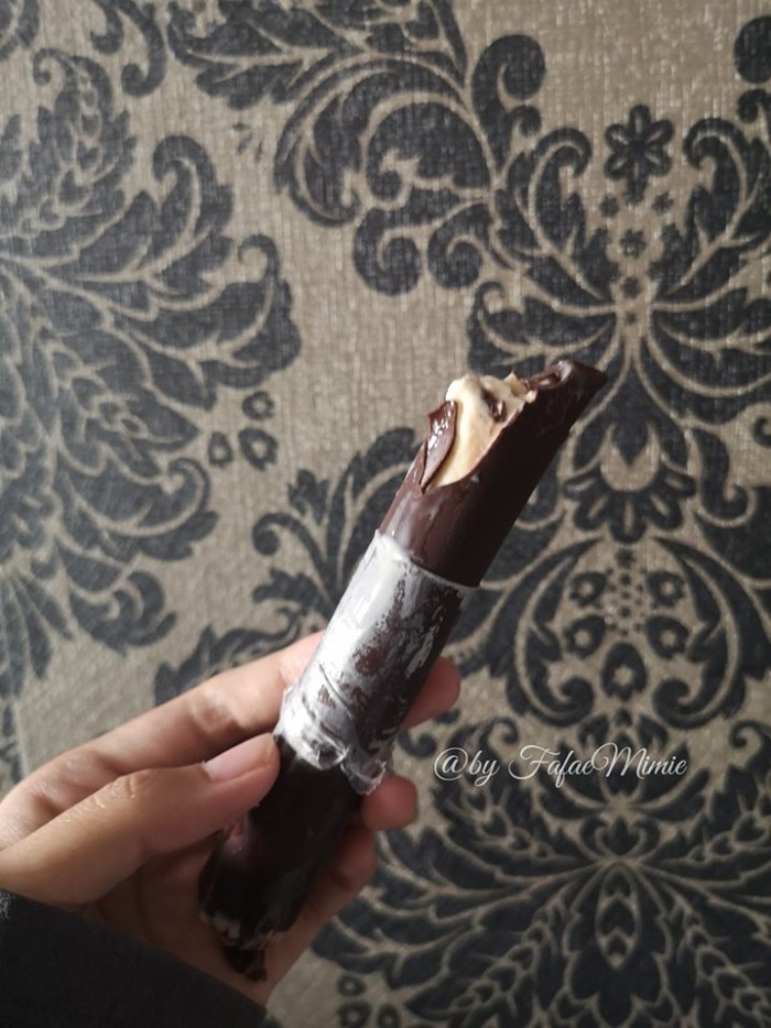 Aiskrim magnum buatan sendiri dalam plastik pembungkus