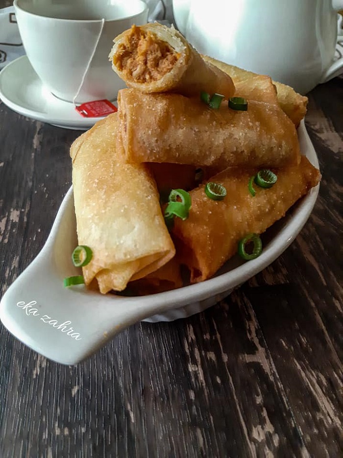 Popia otak-otak tuna yang telah digoreng kecoklatan dan disusun di atas pinggan