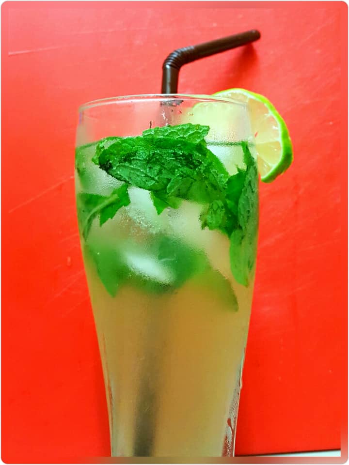 Gelas air mojito halal berisi limau nipis, daun pudina dan ais