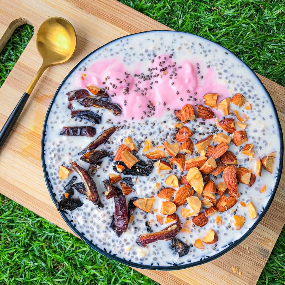 Mangkuk berisi oats dicampur susu, buah-buahan dan kekacang untuk diet.