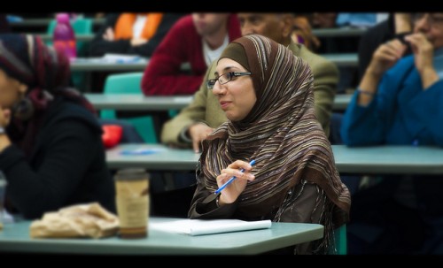 Wanita Muslim memegang tasbih berzikir semasa didatangi haid
