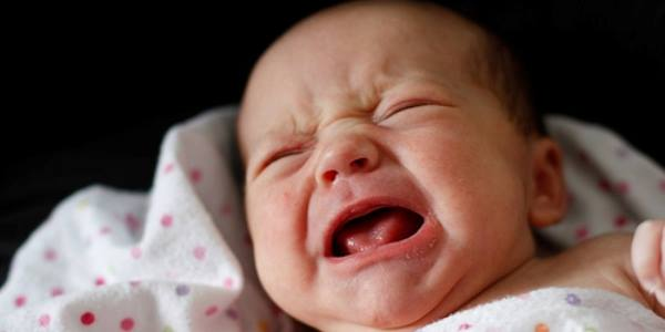Gambar bayi yang sedang menangis kerana sakit ulser mulut.