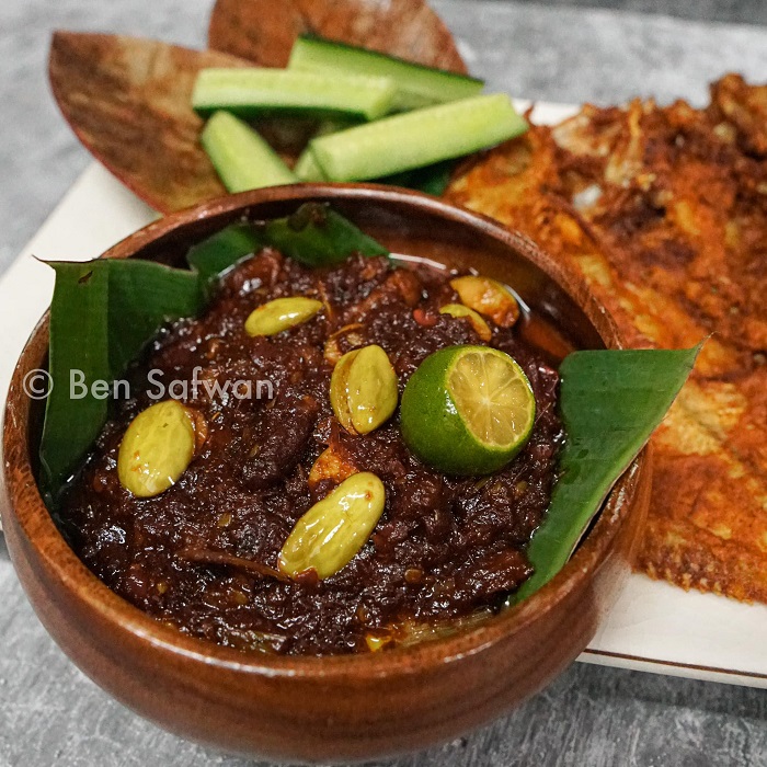 Mangkuk berisi sambal merah kehitaman pekat yang dimasak hingga pecah minyak