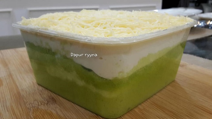 Kek pandan cheese dengan topping cream cheese dan parutan cheddar cheese yang melimpah ruah.