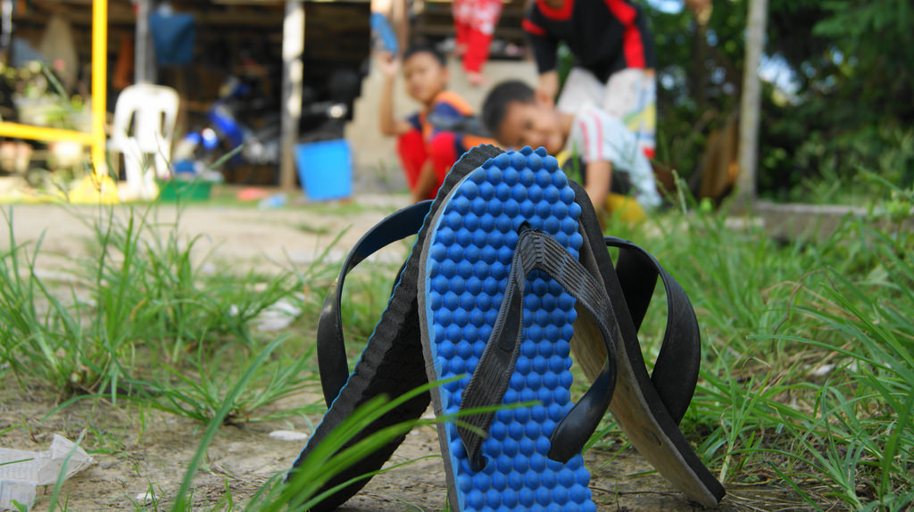 Kanak-kanak sedang bermain congkak, permainan tradisional Melayu.