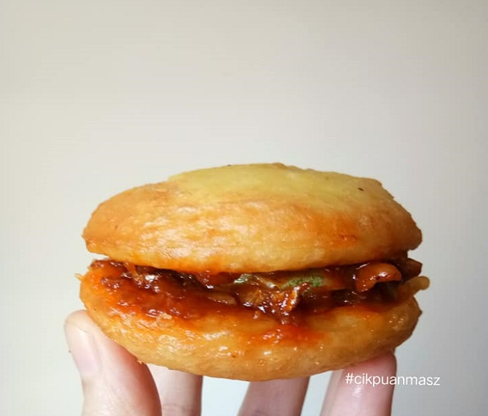 Burger dibuat menggunakan roti