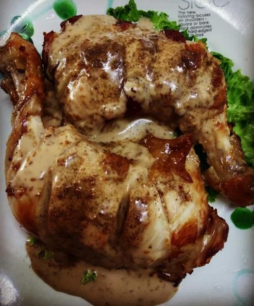 Ayam bakar bersaiz kecil dengan sos