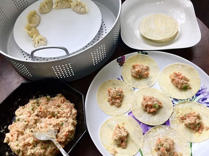 Langkah melipat dan membungkus dumpling dengan kulitnya