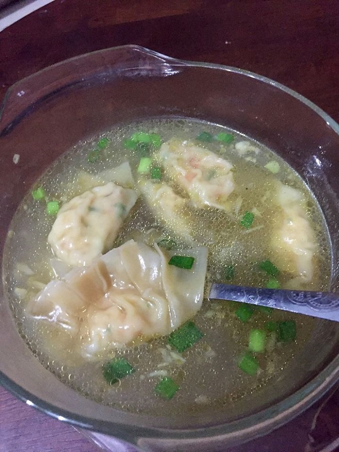 Sepinggan dumpling soup homemade halal dengan sos cili yang menggugah selera.