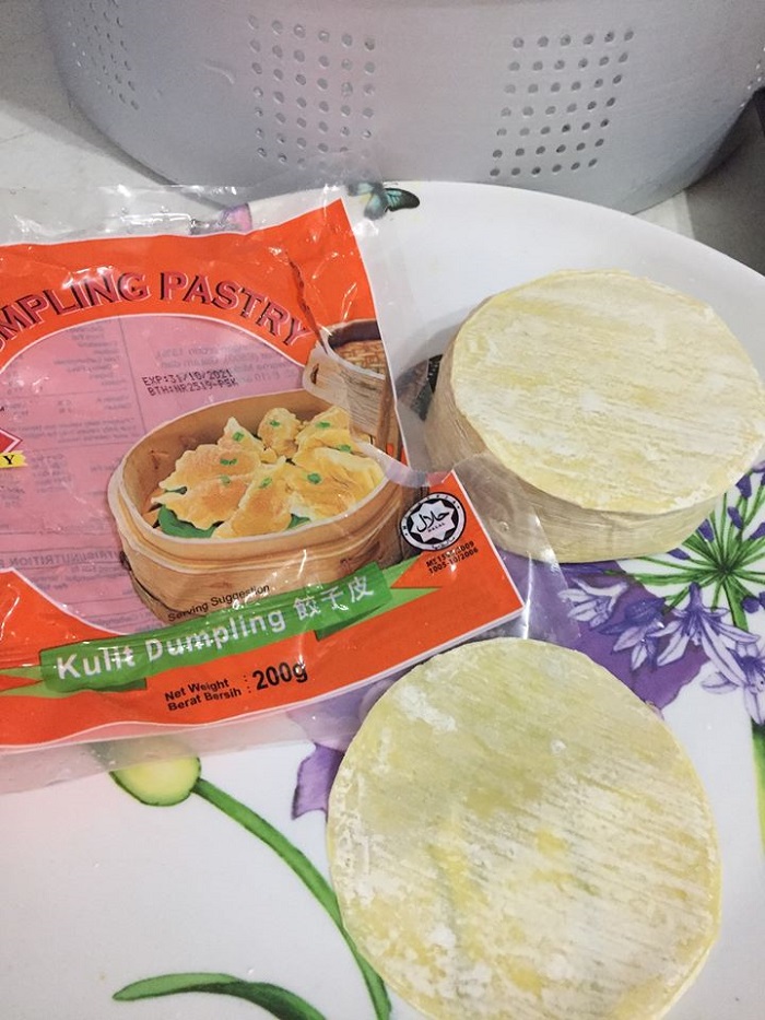 Bahan inti untuk membuat dumpling di atas papan pemotong