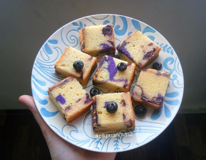 Proses menyediakan dan memasak adunan kek butter blueberry