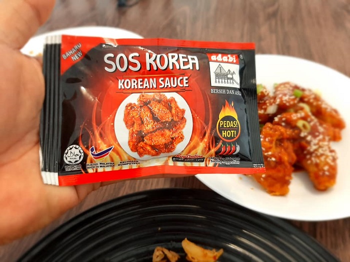 Ayam goreng Korea spicy berbalur sos Adabi dengan taburan bijan dan daun bawang