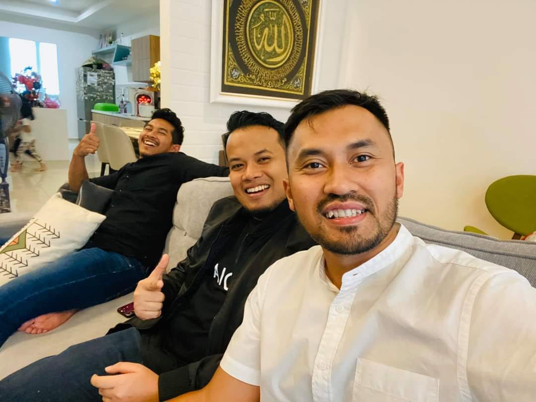 Ilustrasi pasangan suami isteri yang bahagia berkongsi rahsia menjadi suami terbaik.