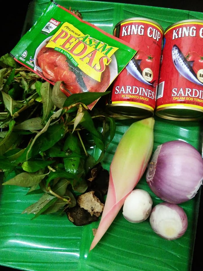 Bahan-bahan utama seperti laksa, taugeh, telur dan limau nipis untuk menyediakan laksa