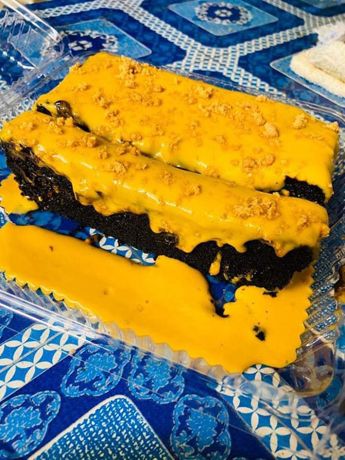 Kek coklat telur masin (salted egg chocolate cake) dengan topping sos dan crumb yang dicicah.
