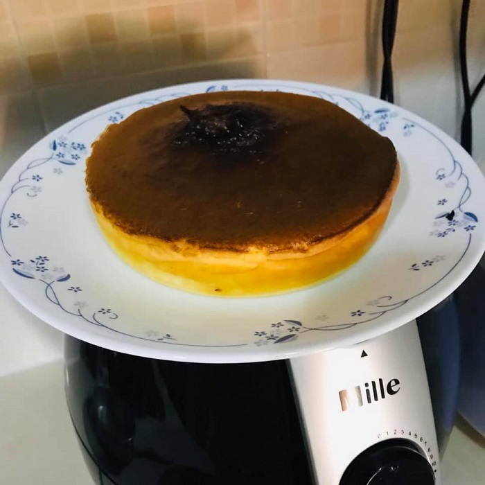 Potong burnt cheesecake garing yang diletakkan di atas piring