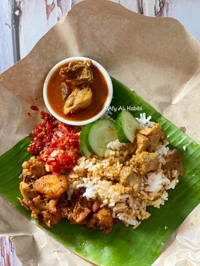Sepinggan nasi putih dihidang bersama ayam goreng crispy, sambal dan kuah gulai ayam Kelantan.