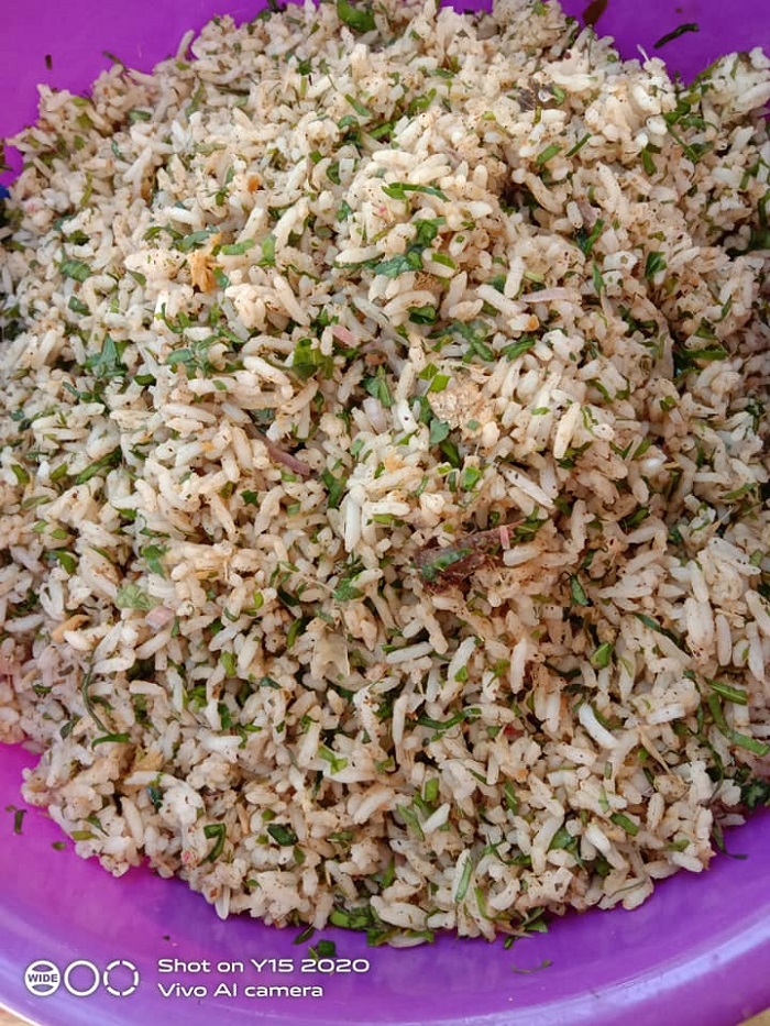 Sebuah mangkuk berisi nasi ulam yang telah siap dicampur dengan pelbagai jenis daun ulam hiris.