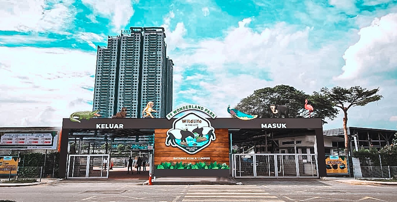 Pelbagai haiwan liar dan jinak di zoo sebagai tarikan keluarga.