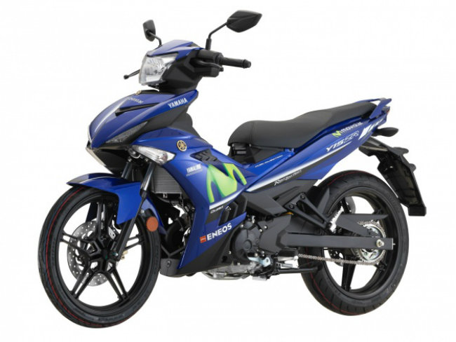 Motosikal moden diparkir di kawasan terbuka