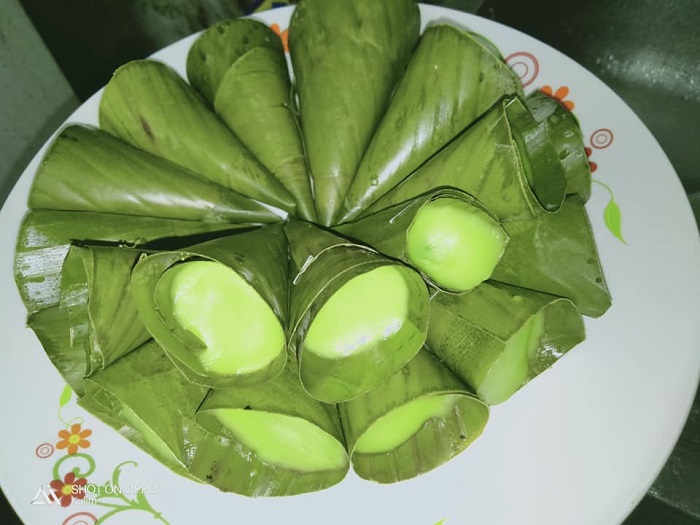 Gambar kuih pasung, kuih tradisional berbentuk kon berwarna hijau daripada daun pisang.