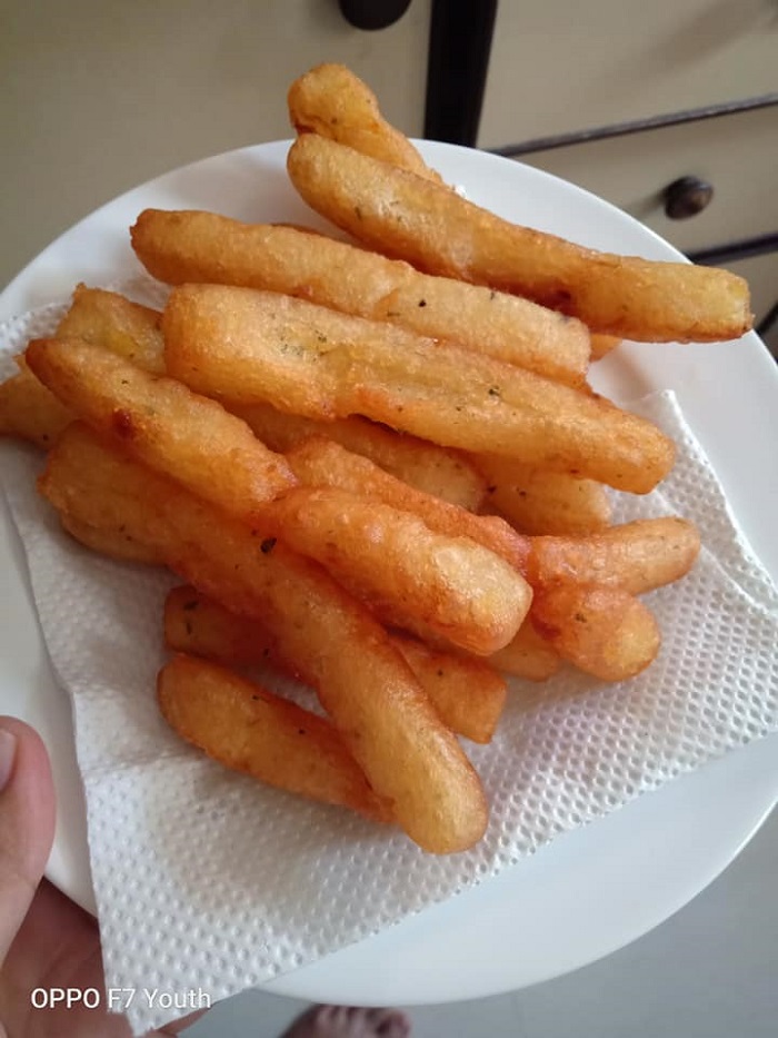 Sepinggan kentang goreng yang rangup dan keperangan