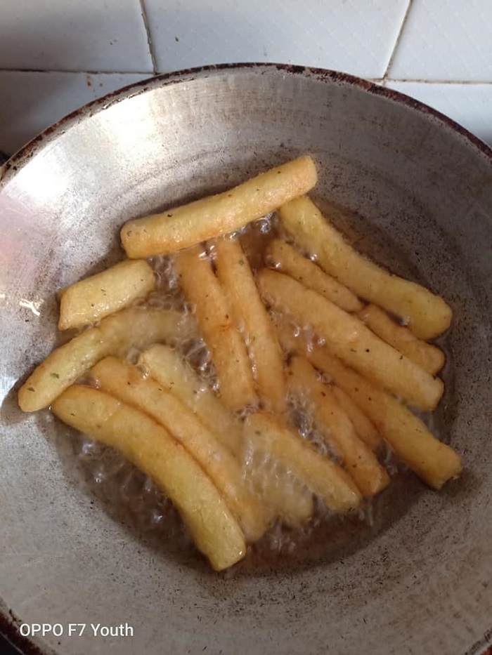 Kentang goreng yang telah siap dimasak