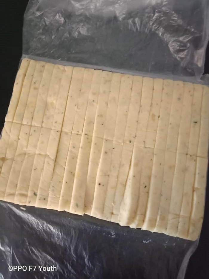 Proses memasak kentang dalam kuali