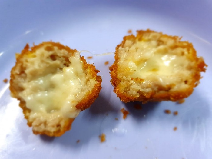 Gambar bebola ayam bercheese yang telah digoreng rangup keemasan