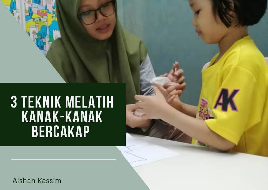 Gadis kecil sedang duduk sambil membaca buku cerita bersama ibunya di sofa