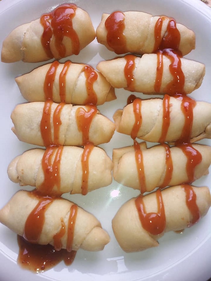 Adunan donut dibentuk menjadi bentuk bulat berlubang tengah