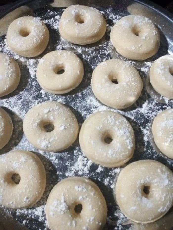 Adunan donut sedang disediakan mengikut langkah resipi