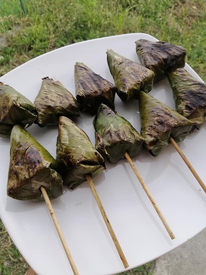 Satar daun dibungkus dengan daun pisang berbentuk piramid sedia untuk dibakar.