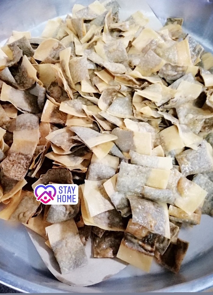 Sekeping popia seaweed yang telah digoreng sehingga keperangan dan crispy.