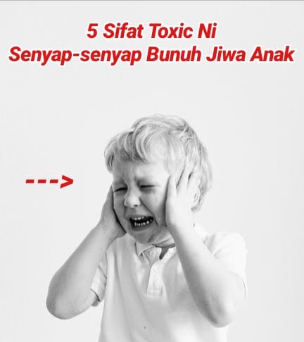 Ibu bapa menasihati anak dengan wajah serius bagi mengelakkan sifat negatif beracun kepada anak-anak