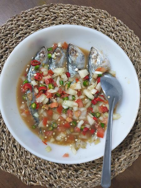 Ikan rebus atau kukus dengan kuah air asam