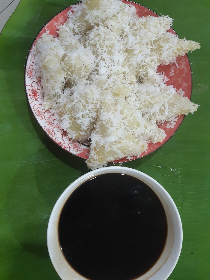 Lopes daun pisang tradisional yang telah siap direbus