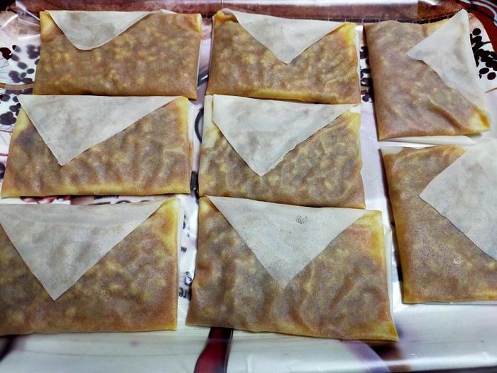 Proses melipat dan menggoreng murtabak ayam mini